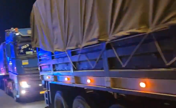 צפו: ההורים השכולים חסמו שיירת משאיות לעזה