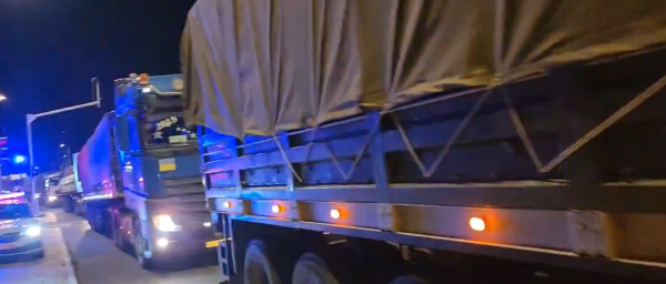 צפו: ההורים השכולים חסמו שיירת משאיות לעזה