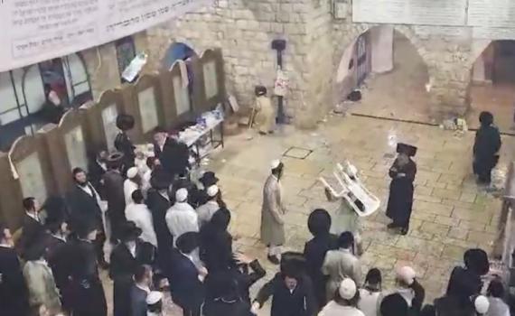 מאות התפרעו מול השוטרים בקבר רשב"י