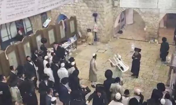 מאות התפרעו מול השוטרים בקבר רשב"י