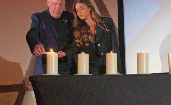 יחד עם אביה: נועה קירל מדליקה נר בטקס בפולין