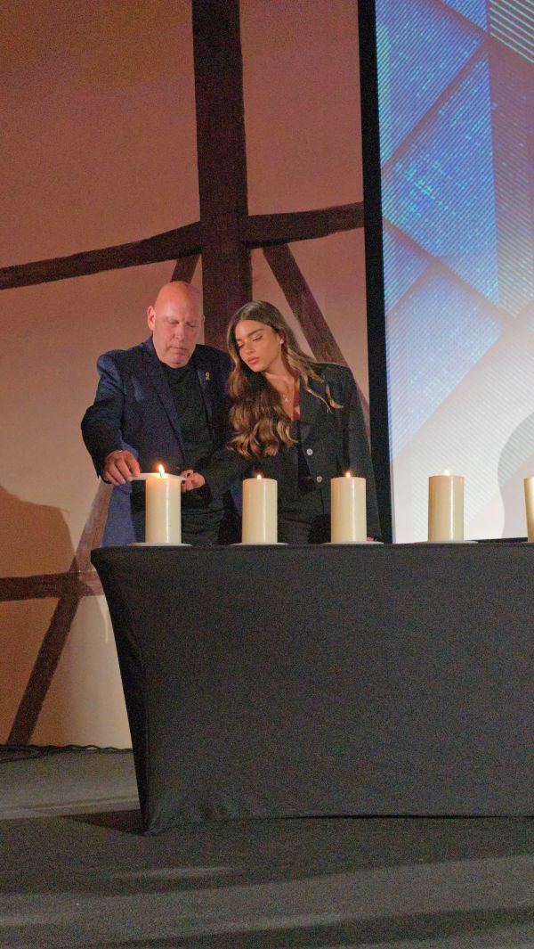 יחד עם אביה: נועה קירל מדליקה נר בטקס בפולין