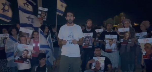 למרות הצו: פעילים חסמו משאיות סיוע לעזה