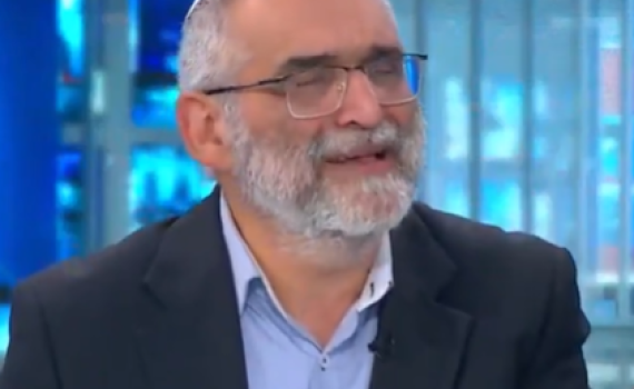 צפו: ד"ר מיכאל בן ארי נשבר ונחנק מדמעות בשידור