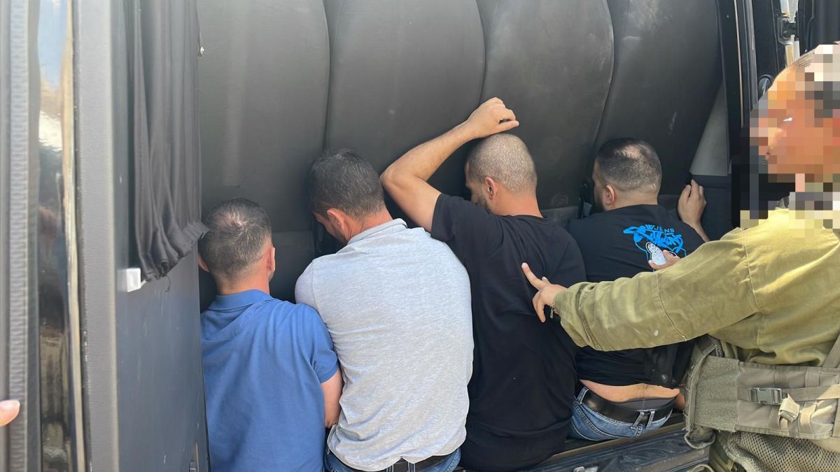 הלוחמים נדהמו: 7 שב"חים נתפסו בדופן של מיניבוס
