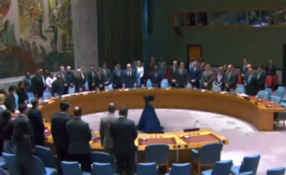 ביזיון: סגן שגריר ארה"ב נעמד בדומייה לזכר ראיסי