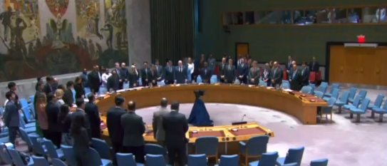 ביזיון: סגן שגריר ארה"ב נעמד בדומייה לזכר ראיסי