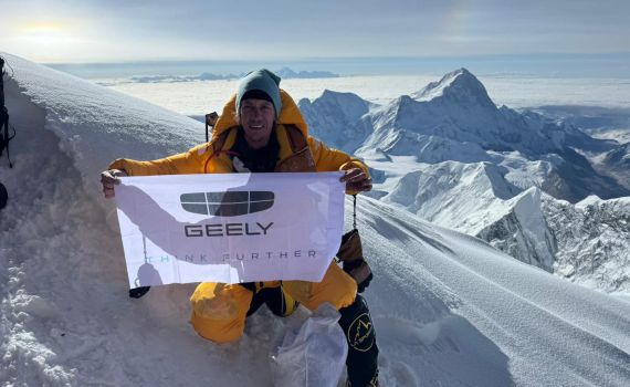 מרגש: כבש את האוורסט והקדיש את הטיפוס לחבר שנרצח בנובה