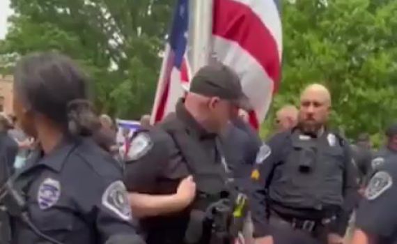 צפו: שוטר אמריקני תועד יורק על דגל פלסטין