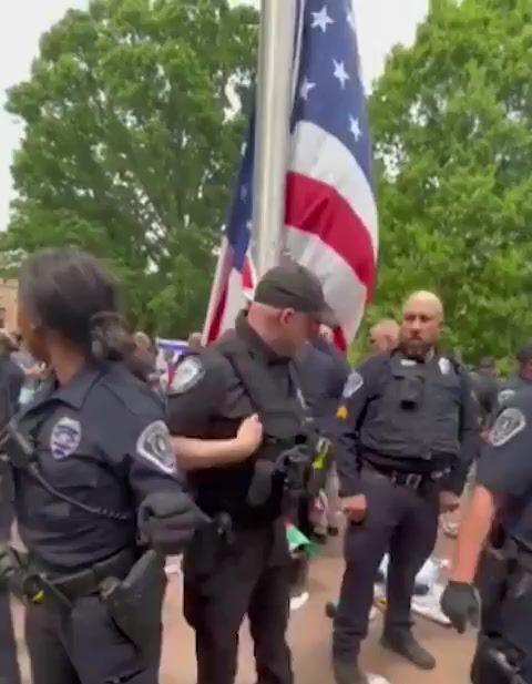 צפו: שוטר אמריקני תועד יורק על דגל פלסטין