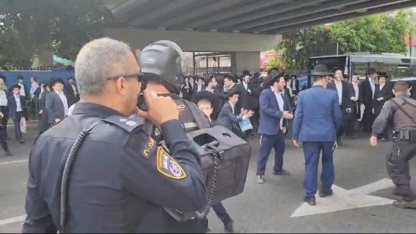 הפגנות נגד הגיוס בבני ברק; כביש 4 נחסם לתנועה