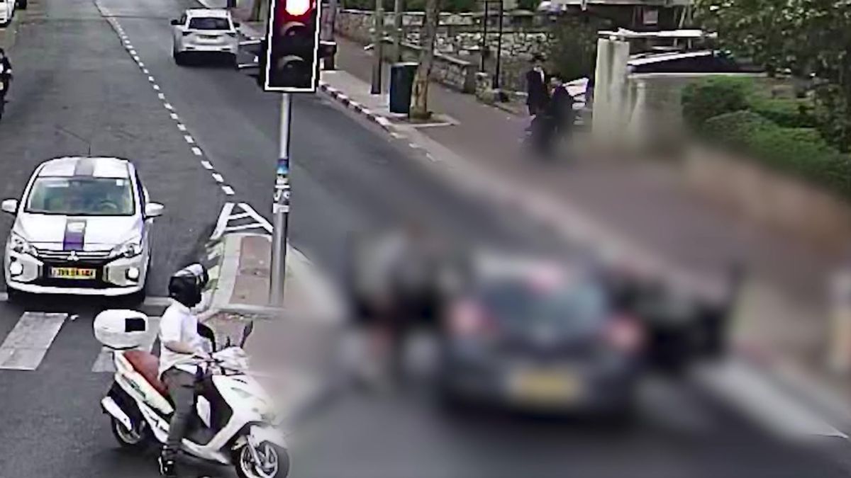 צפו: רוכב אופנוע תקף נהג – "יש לי סכין, אדקור אותך"