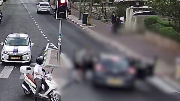 צפו: רוכב אופנוע תקף נהג – "יש לי סכין, אדקור אותך"