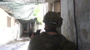 תיעוד מטולכרם: המסתערבים עצרו באור יום את המחבל בביתו