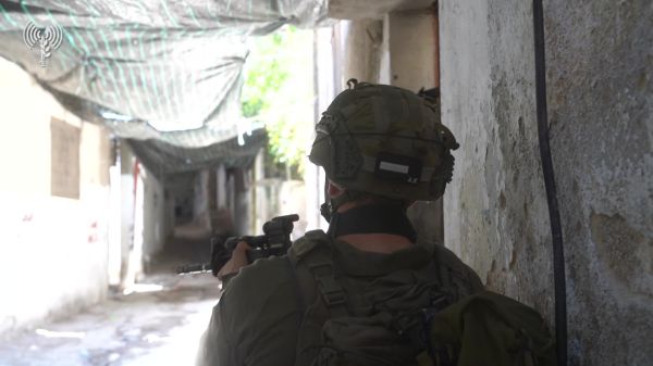 תיעוד מטולכרם: המסתערבים עצרו באור יום את המחבל בביתו