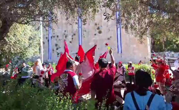 צפו: אינדונזים אוהבי ישראל רוקדים במערת המכפלה