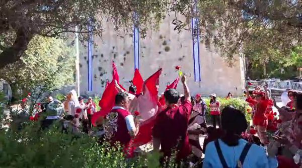 צפו: אינדונזים אוהבי ישראל רוקדים במערת המכפלה