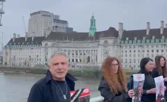 למען החטופים: שרשרת של מאות אנשים בלונדון | צפו