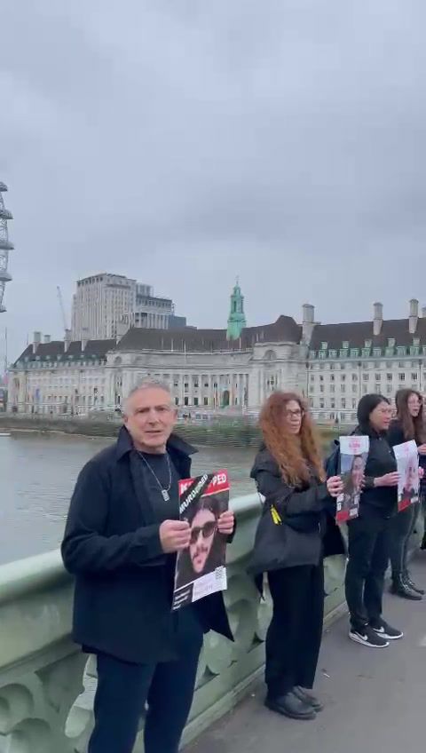 למען החטופים: שרשרת של מאות אנשים בלונדון | צפו