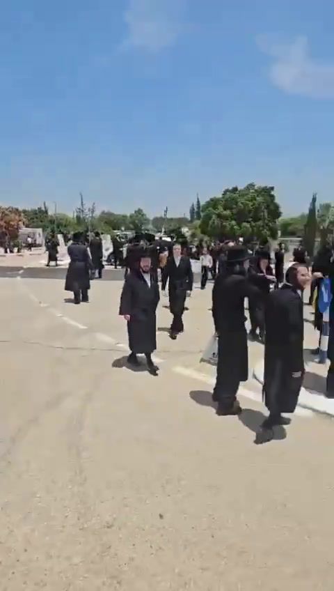 הבלאגן חוגג: עימותים בין מתפללים לשוטרים במירון