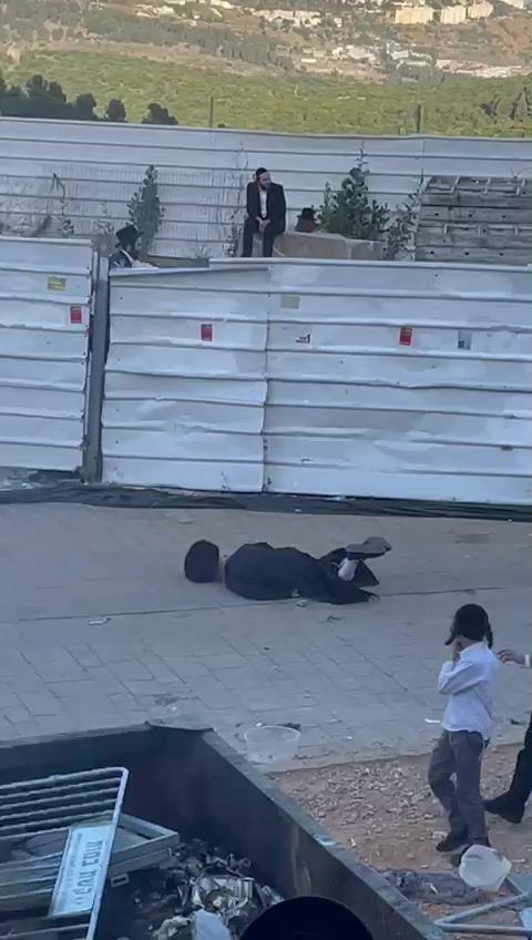 אלימות קשה: שוטר תועד מטיח מבוגר בהר מירון. צפו