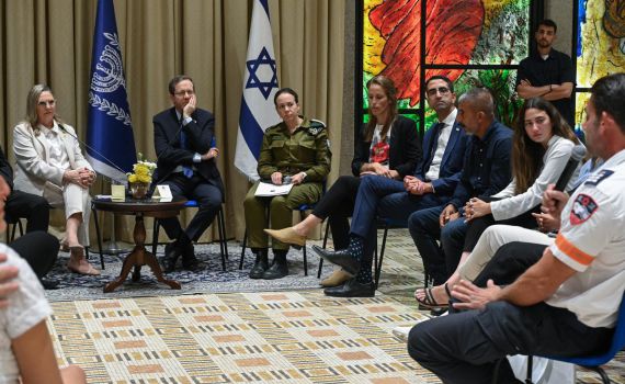 הרצוג למשפחות השכולות: "נותנים לכם חיזוק וחיבוק"