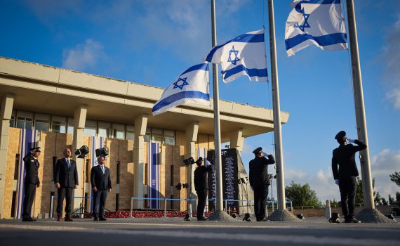 לזכרם: דגלי ישראל הורדו לחצי התורן בכנסת | צפו