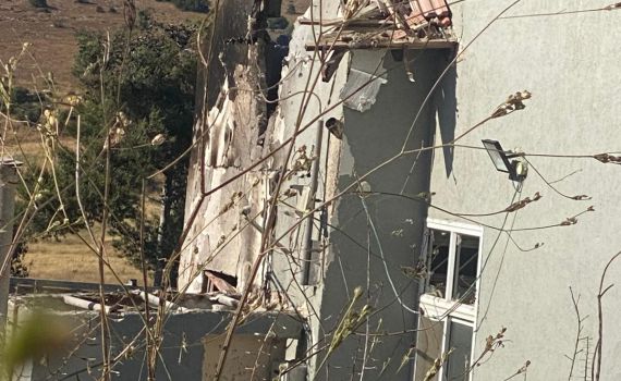 נזק רב נגרם לבית באביבים מירי נ"ט | צפו