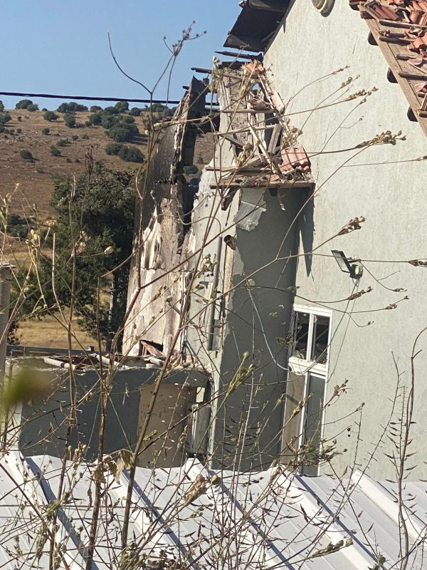 נזק רב נגרם לבית באביבים מירי נ"ט | צפו