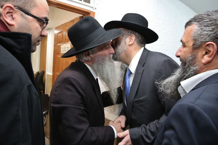 זעזוע: הרב מקובל הותקף באלימות בקבלת קהל