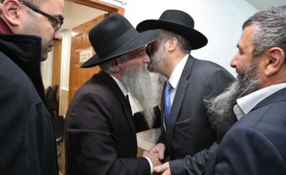 זעזוע: הרב מקובל הותקף באלימות בקבלת קהל