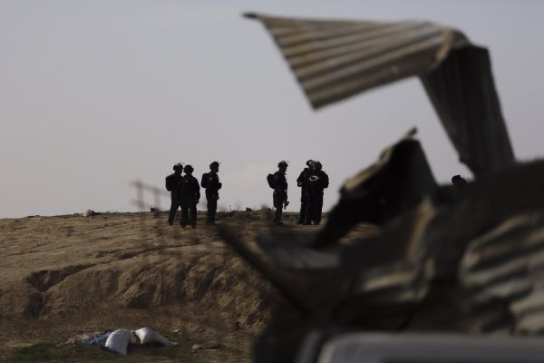 הבוקר: פינוי המאחז הבדואי שתוקע את כביש 6