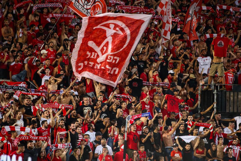 בשלח: הקשר בין שירי אוהדים לתעצומות הנפש של החטופים | צפו