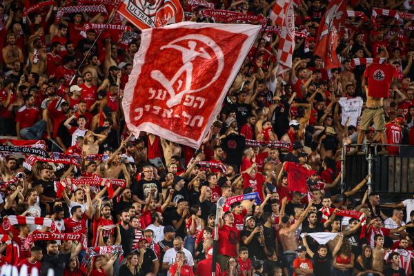 בשלח: הקשר בין שירי אוהדים לתעצומות הנפש של החטופים | צפו