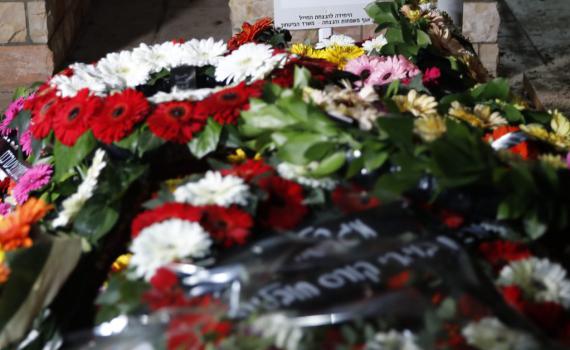 מזעזע: השחית קבר של חלל צה"ל ושרף דגל ישראל. צפו