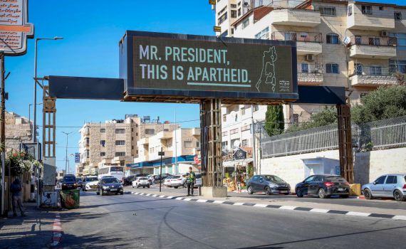 אויבים מבית: בצלם חוגגים את צווי המעצר נגד ישראל