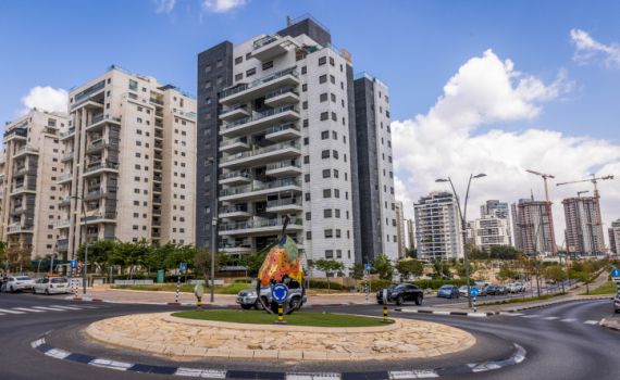 טרגדיה: ילדה בת 6 נפלה מבניין ונהרגה