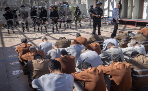 "סיטואציה הזויה": מי גוייס לשמור על מחבלי הנוחב'ה?