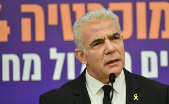 לפיד מגניב לאוחנה: "חוסר כבוד בסיסי למדינה"