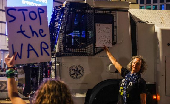 2 שוטרים נפצעו בהתפרעות מפגינים בקפלן