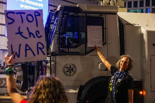 2 שוטרים נפצעו בהתפרעות מפגינים בקפלן