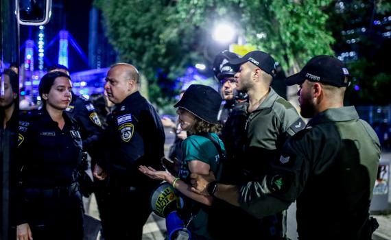 איש התקשורת צייץ בגזענות על שוטרים וחטף