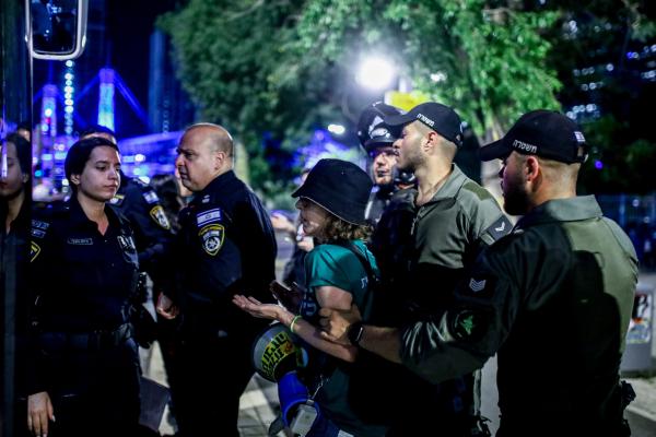 איש התקשורת צייץ בגזענות על שוטרים וחטף