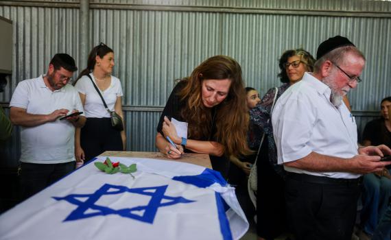 שני לוק הובאה למנוחות: "עכשיו הגענו לסגור מעגל"