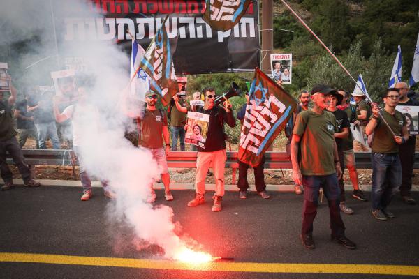מתפרעי אחים לנשק חוסמים את כביש מספר 1