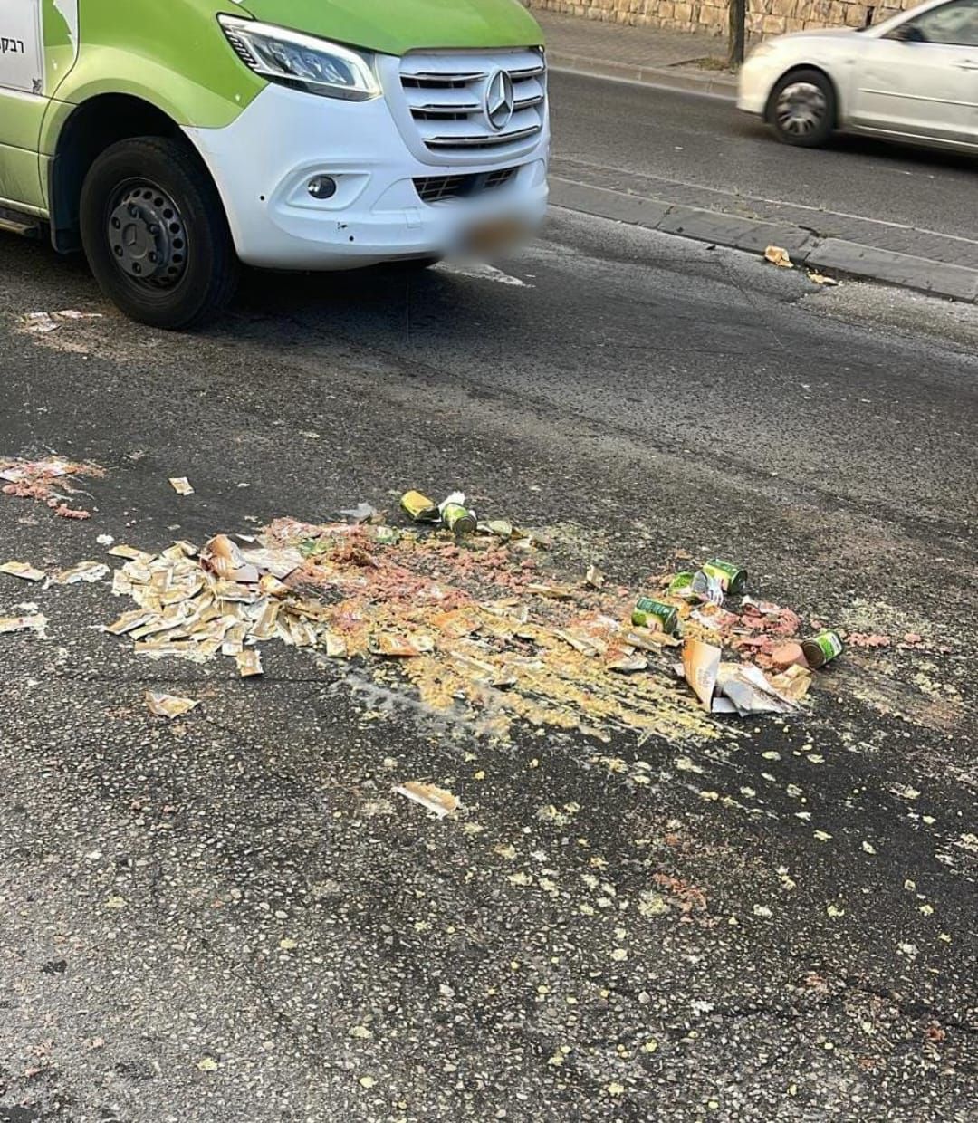 חשד: חסמו את ציר מעלה אדומים וגרמו נזק למשאיות