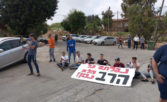 המחאה בישיבת נחלים מחריפה: "נעשה מה שצריך"