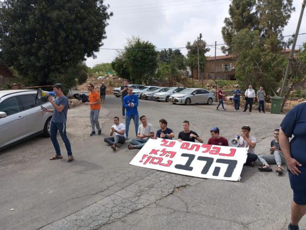 המחאה בישיבת נחלים מחריפה: "נעשה מה שצריך"