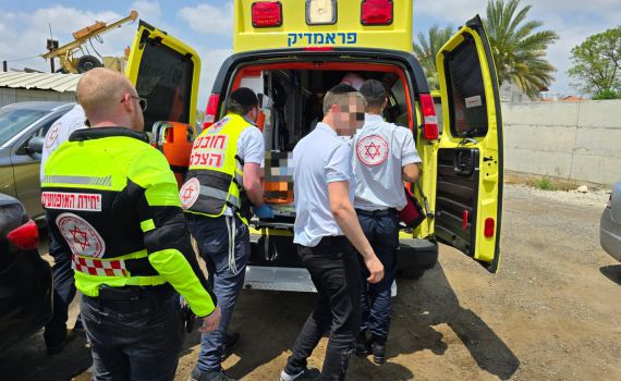 פועל נפל מגובה במפעל בחבל מודיעין, מצבו קשה