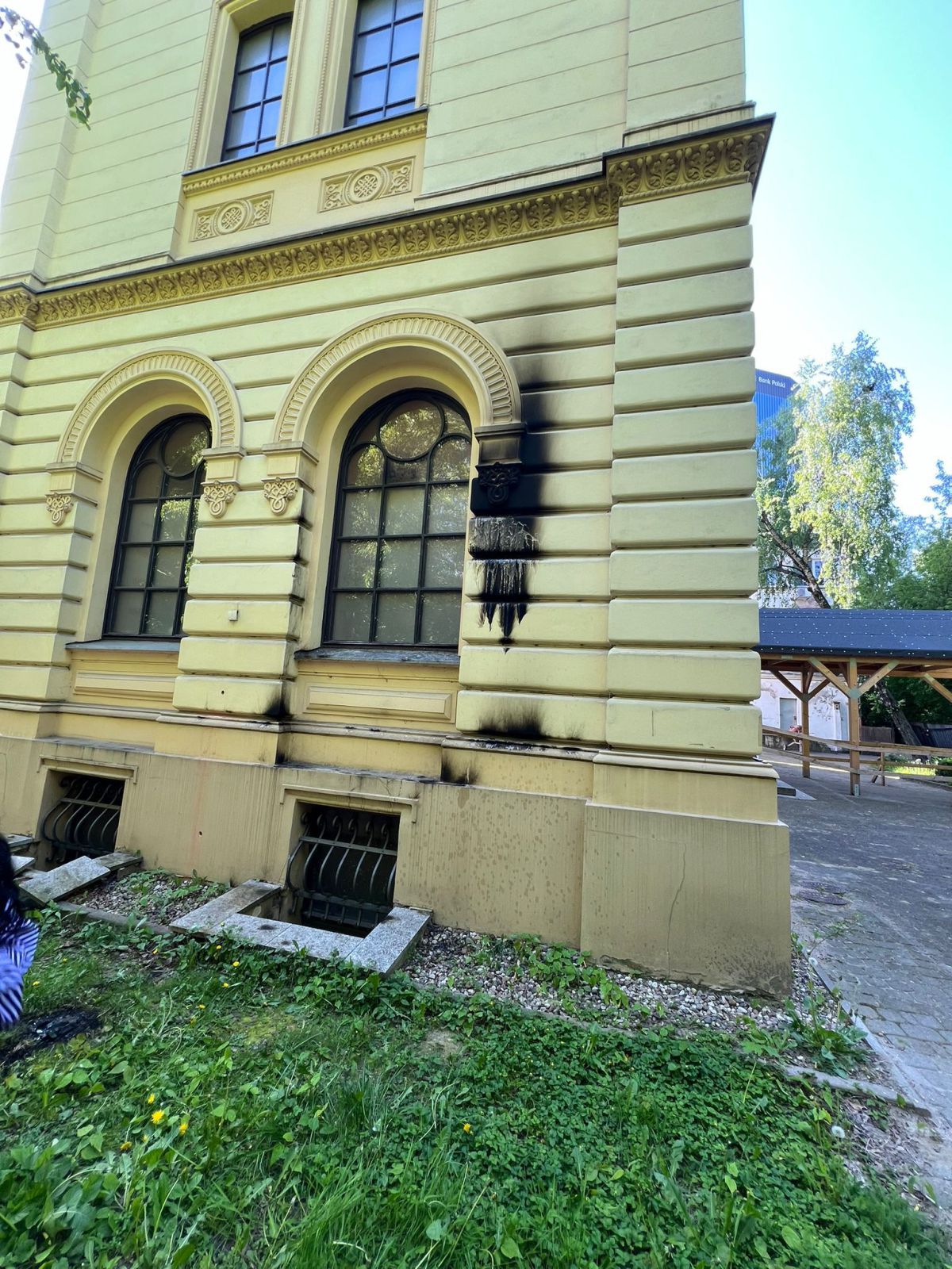 מזעזע: בקבוק תבערה נזרק לעבר בית כנסת ששרד את השואה